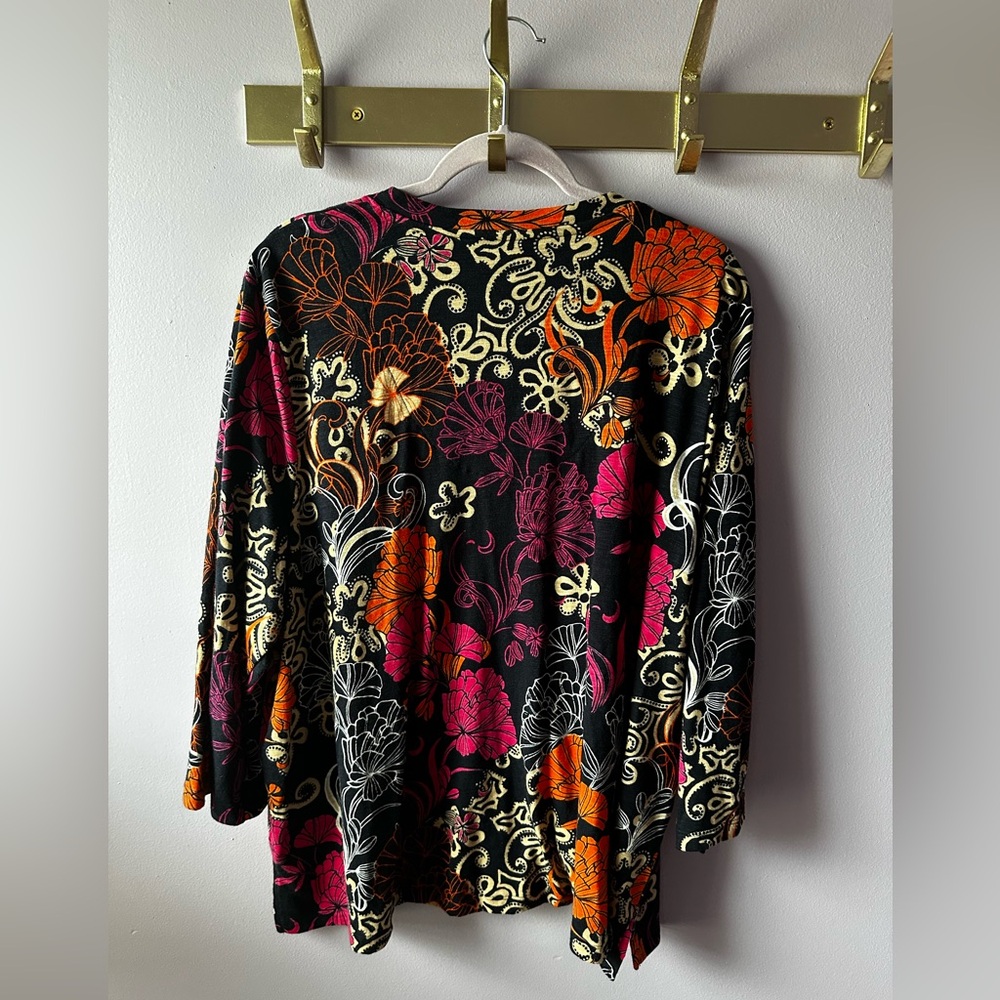 Chico’s Navy Blue Floral Top Size XXL - Picture 6 of 6